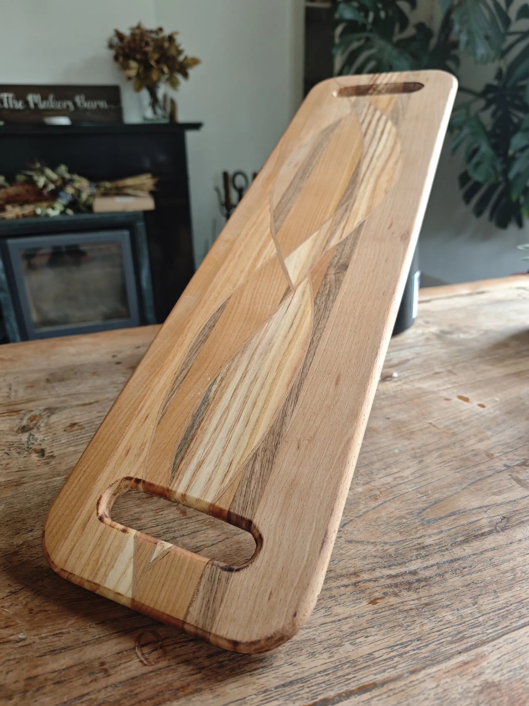 Borrelplank van gelamineerd hout met handgreep