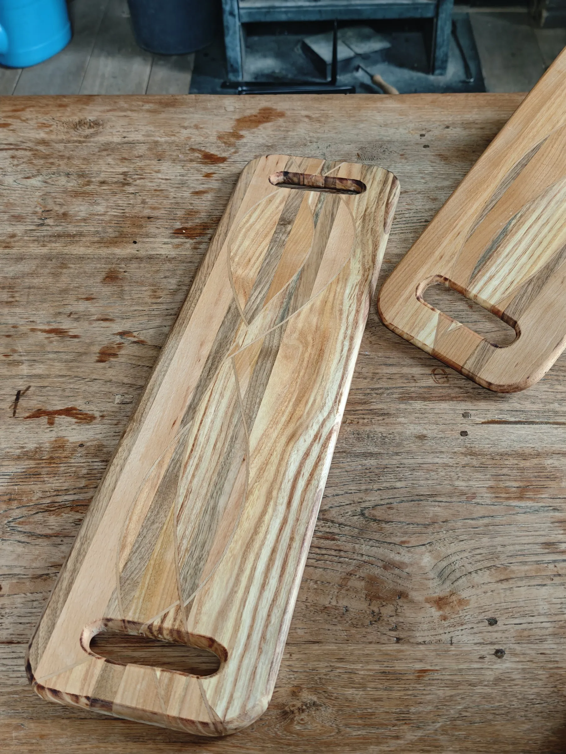 Twee borrelplanken met uitgefreesde handgrepen