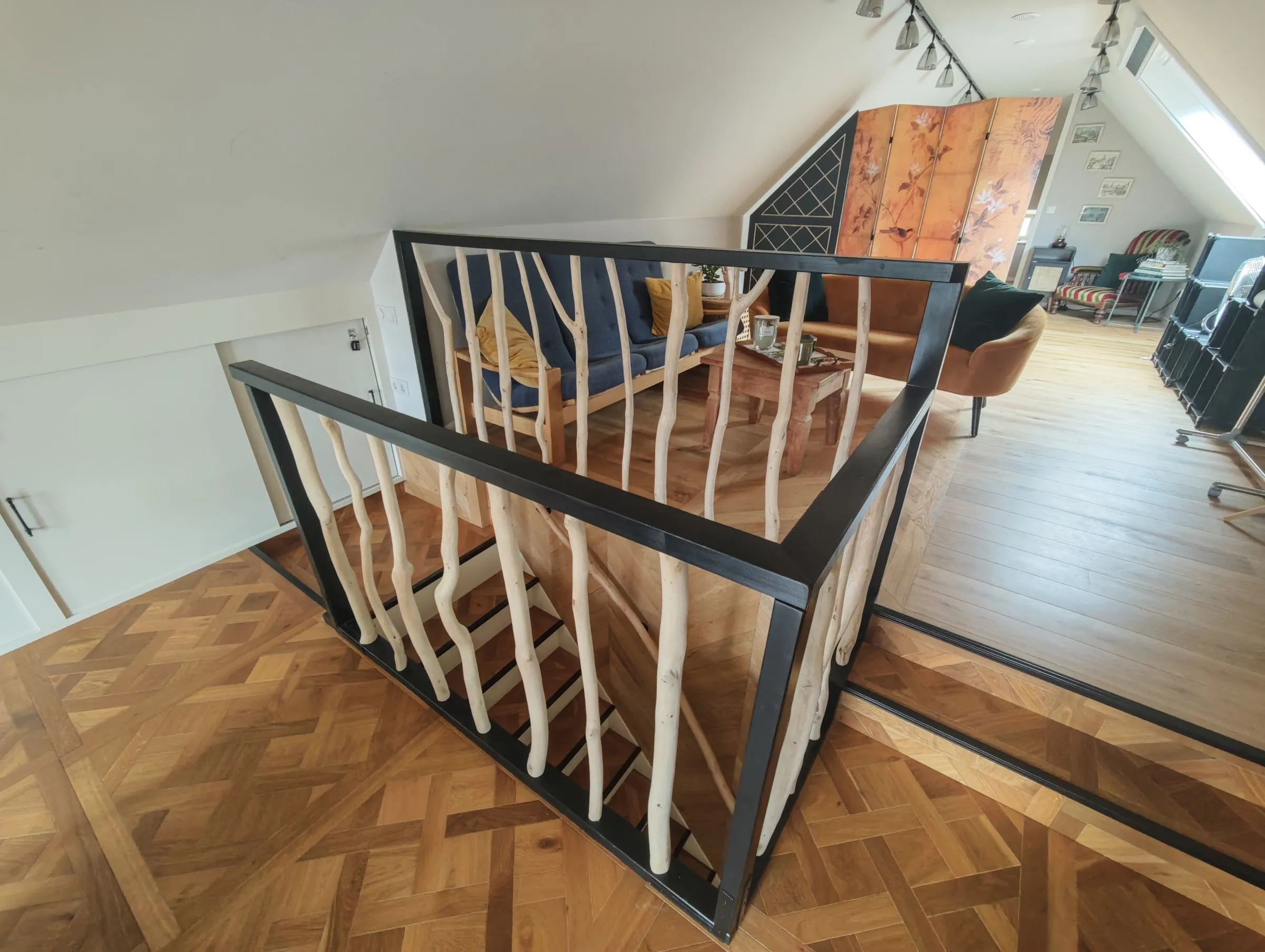 De balustrade rond het trapgat in de woonkamer
