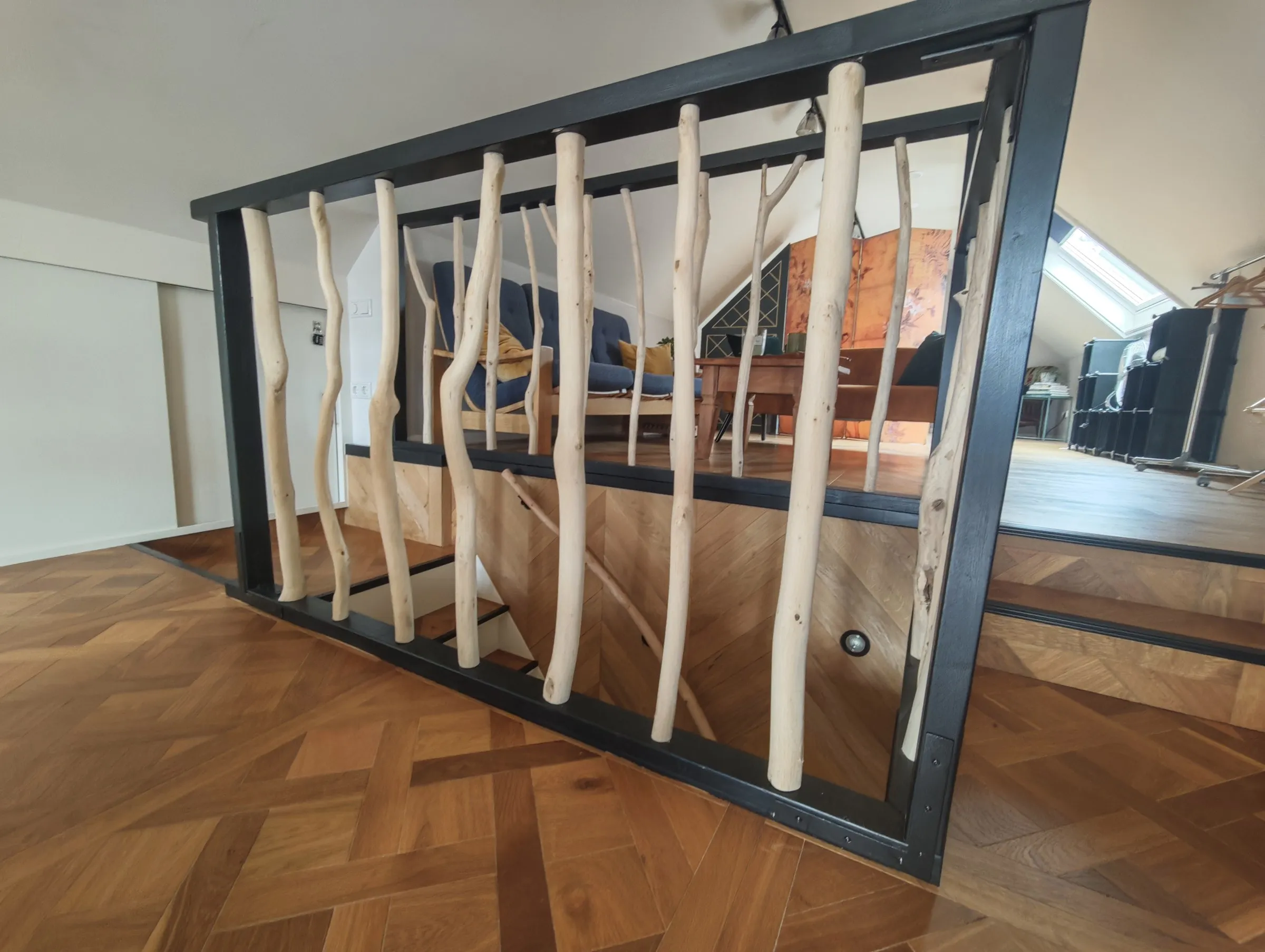 Balustrade met zwart frame en spijlen van takken