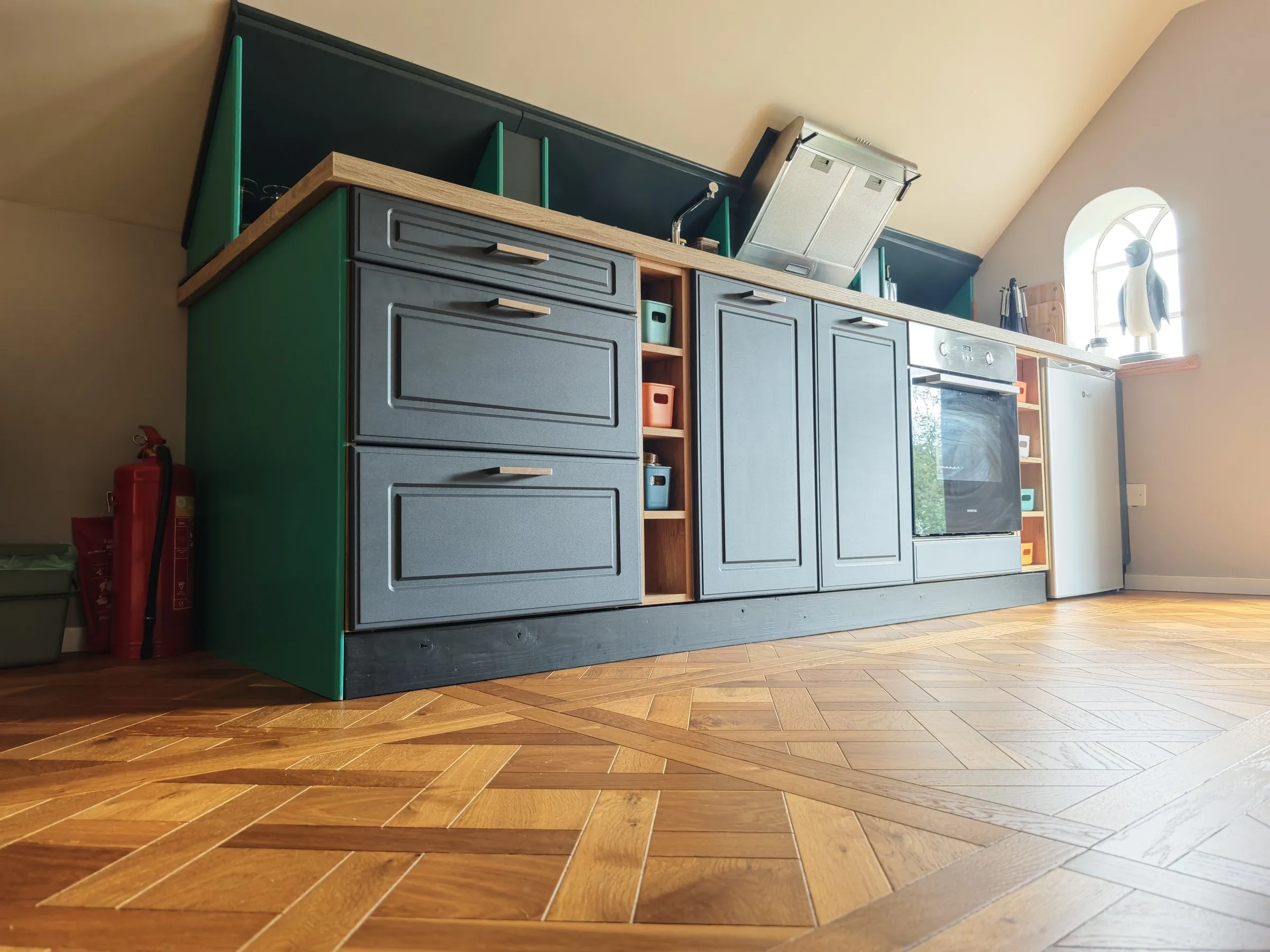 Keuken op maat met groene kasten en houten werkblad
