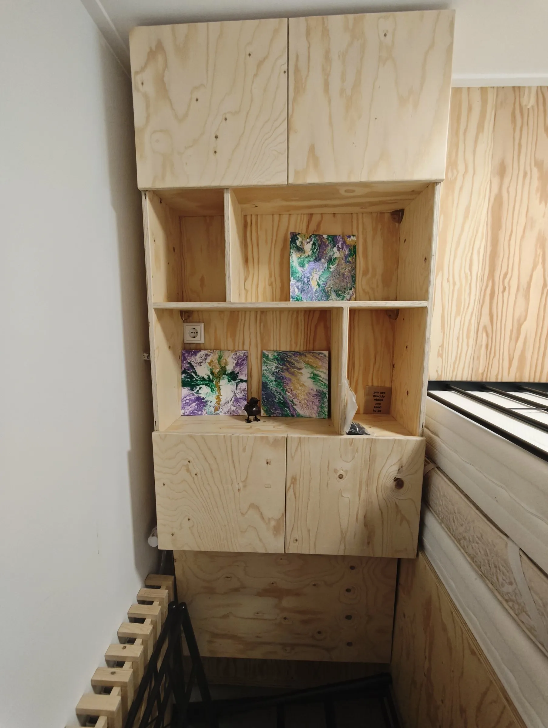 Kastenwand van multiplex in een smalle kamer